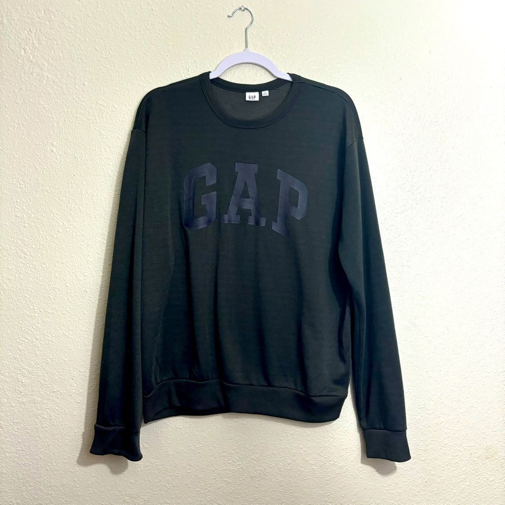 GAP Classic Black Sweatshirt with Tonal Logo – Size Medium | Cozy Casual Wear